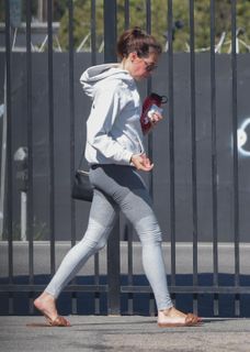 Aubrey Plaza feet photo thumbnail