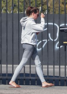Aubrey Plaza feet photo thumbnail