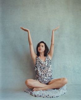 Aubrey Plaza feet photo thumbnail