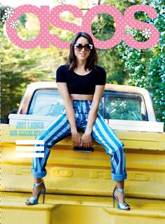 Aubrey Plaza feet photo thumbnail