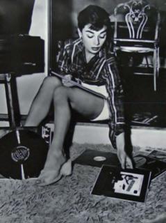 Audrey Hepburn feet photo thumbnail