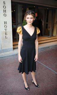 Audrey Tautou feet photo thumbnail