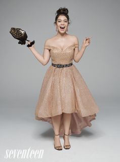 Auli'i Cravalho feet photo thumbnail