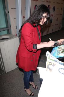 Auli'i Cravalho feet photo thumbnail