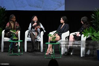 Auli'i Cravalho feet photo thumbnail