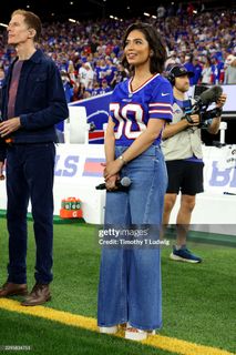 Auli'i Cravalho feet photo 3