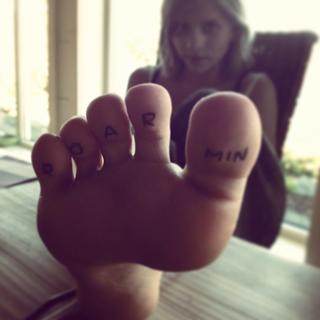 Aurora Aksnes feet photo thumbnail