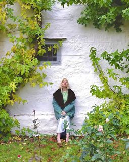Aurora Aksnes feet photo thumbnail
