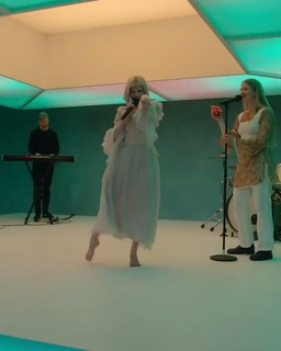 Aurora Aksnes feet photo thumbnail
