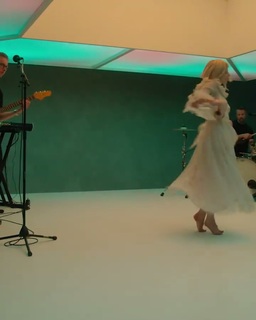 Aurora Aksnes feet photo thumbnail
