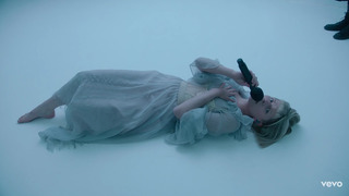 Aurora Aksnes feet photo thumbnail