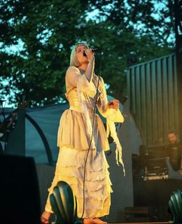 Aurora Aksnes feet photo thumbnail