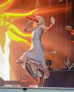 Aurora Aksnes feet photo thumbnail