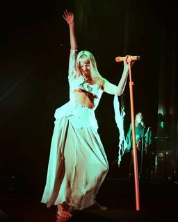 Aurora Aksnes feet photo thumbnail