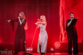 Aurora Aksnes feet photo thumbnail