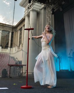 Aurora Aksnes feet photo thumbnail