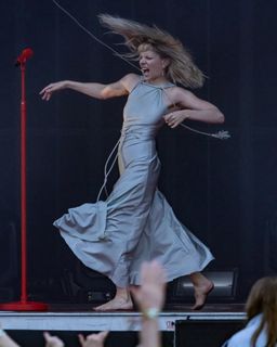 Aurora Aksnes feet photo thumbnail