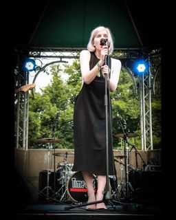 Aurora Aksnes feet photo thumbnail