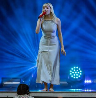 Aurora Aksnes feet photo thumbnail