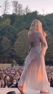 Aurora Aksnes feet photo thumbnail