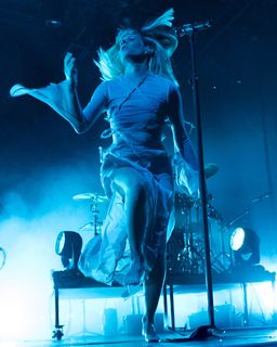 Aurora Aksnes feet photo thumbnail