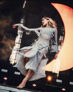 Aurora Aksnes feet photo thumbnail