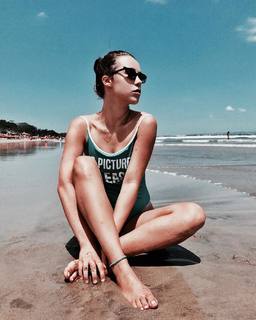 Aurora Ramazzotti feet photo thumbnail