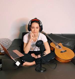 Aurora Ramazzotti feet photo thumbnail