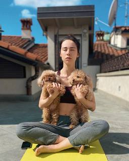 Aurora Ramazzotti feet photo thumbnail