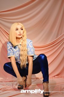 Ava Max feet photo thumbnail