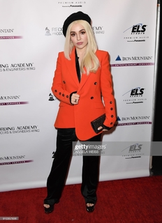 Ava Max feet photo thumbnail