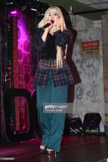 Ava Max feet photo thumbnail