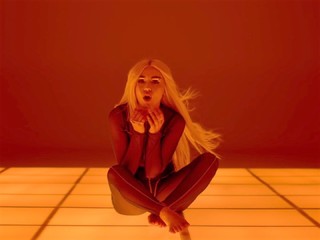 Ava Max feet photo thumbnail