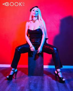 Ava Max feet photo thumbnail