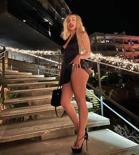 Ava Max feet photo thumbnail