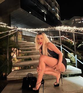 Ava Max feet photo thumbnail