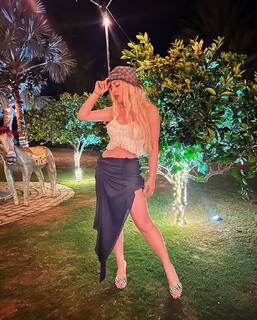 Ava Max feet photo thumbnail