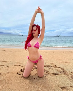 Ava Max feet photo thumbnail