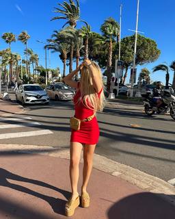 Ava Max feet photo thumbnail