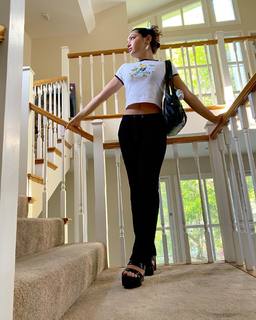 Avani Gregg feet photo thumbnail