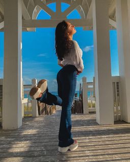 Avani Gregg feet photo thumbnail