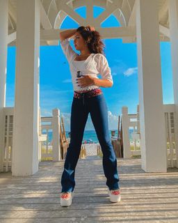 Avani Gregg feet photo thumbnail