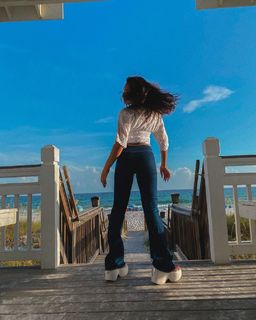 Avani Gregg feet photo thumbnail