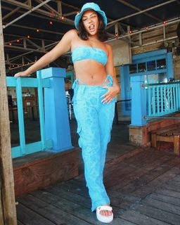 Avani Gregg feet photo thumbnail