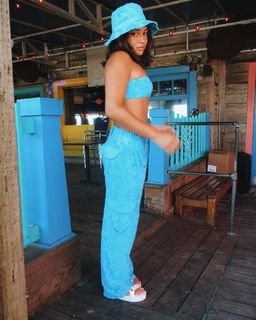 Avani Gregg feet photo thumbnail