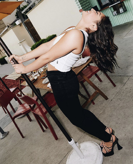 Avani Gregg feet photo thumbnail