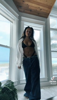 Avani Gregg feet photo thumbnail