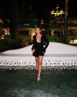 Avani Gregg feet photo thumbnail