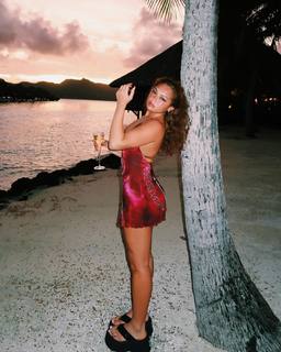 Avani Gregg feet photo thumbnail