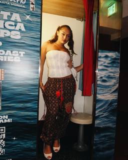 Avani Gregg feet photo thumbnail